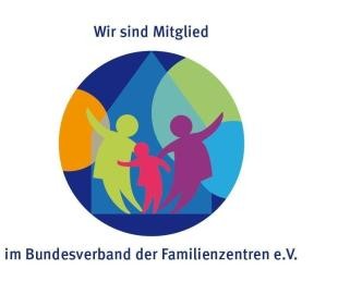 Logo Bundesverband Abgebildet ist das Logo des Bundesverbands der Familienzentren e. V.. Es zeigt einen bunten Kreis mit blauen, grünen und orangefarbenen Farbbereichen. in hellerem Blauton ist eine Haussilhouette im Zentrum. Vor der Haussilhouette sind drei menschliche Piktogramme in dynamisch geneigter Körperpose, die nach oben weist. Die linke Figur ist hellgrün, die mittlere, kleinere Figur magenta und die rechte Figur violett gefärbt.