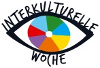 Grafik, die ein offenes Auge zeigt, das eine Iris in verschiedenen Farben hat. Über dem Auge steht Interkulturelle, unter dem Auge steht: Woche.