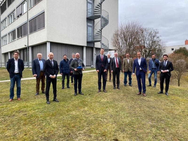 Vor einem Gebäude auf der Wiese stehen - überwiegend in Jackett und Hemd, teilweise mit Krawatte - gekleidete Männer, die an der Gründung des Interessenverbandes bodo-Ringzug beteilig sind, darunter auch dessen Vorstandsmitglieder Landrat Harald Sievers, Landrat Lothar Wölfle und Bürgermeister Dieter Krattenmacher von Kißlegg.