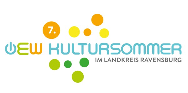 Logo mit dem Schriftzug OEW Kultursommer im Landkreis Ravensburg, umspielt von farbigen Punkten unterschiedlicher Größe. Darüber eine Ziffer 7 und ein Punkt, also siebter OEW Kultursommer. In hellen Farben, orange, gelb, grün und hellblau gehalten