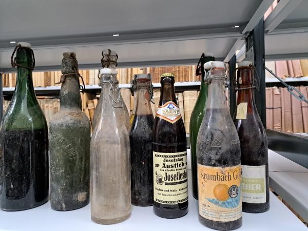 im Regal stehen einige sehr alte Flaschen mit verschiedenen Etiketten