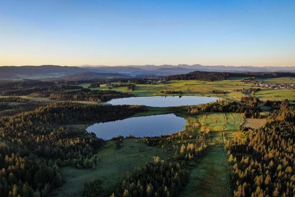 Landschaft mit zwei Seen von oben