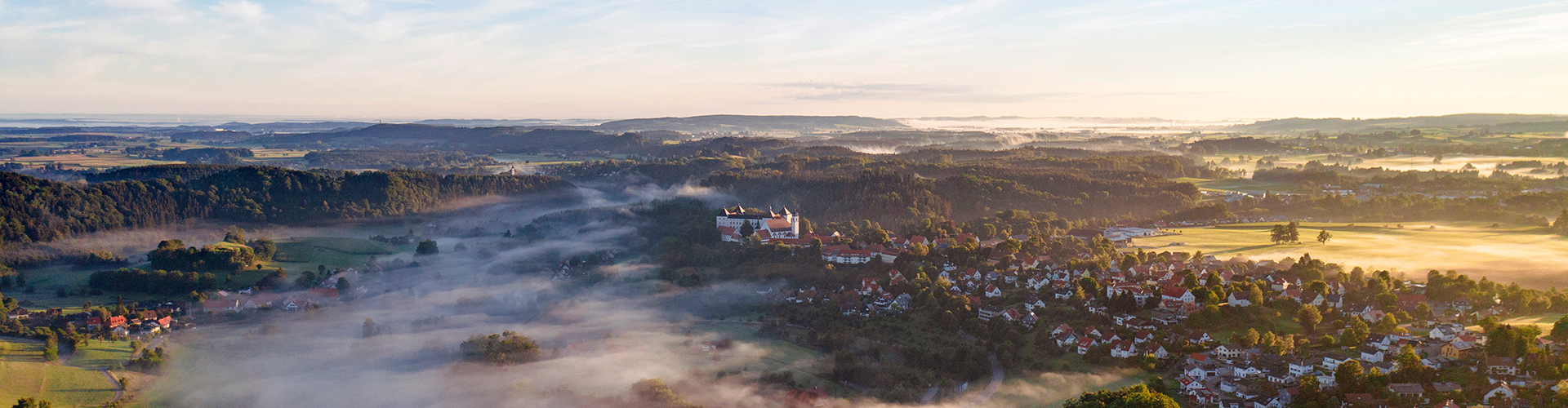 Wolkenmeer Wolfegg (c) Paddy Schmitt Panoramablick auf Wolfegg in Vogelperspektive mit Schleierwolken