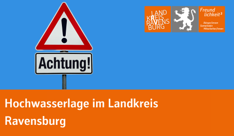 Warnschild mit dem Schild Achtung!; Text im Bild: Hochwasserlage im Landkreis Ravensburg