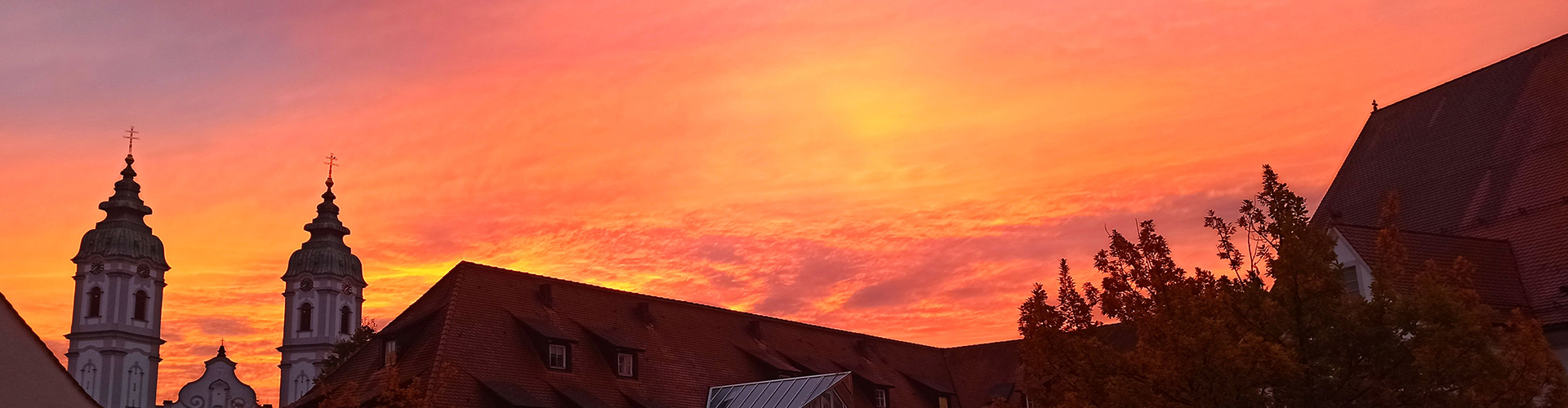 Morgenrot über der Hofgartenklinik Bad Waldsee mit den Zwillingstürmen von der Kirche St. Peter